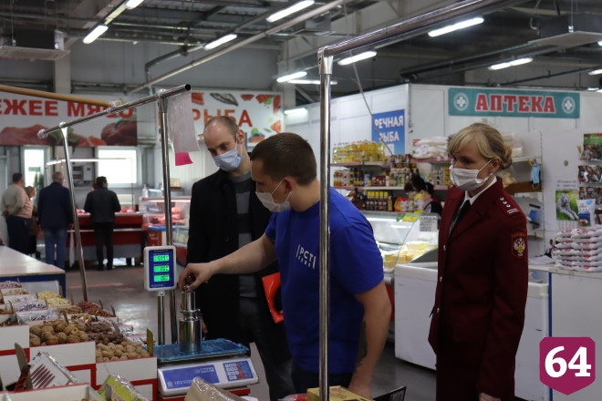 Специалисты ЦСМ проверили весы на рынке в Саратове