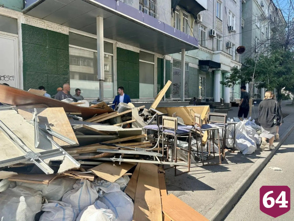 В центре Саратова тротуар завалили строительным мусором 
