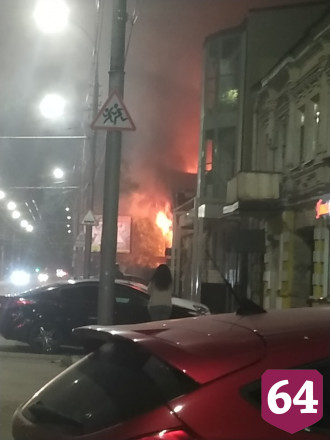Жильцы успели выбежать из охваченного огнем 2-этажного дома 