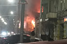 Жильцы успели выбежать из охваченного огнем 2-этажного дома 