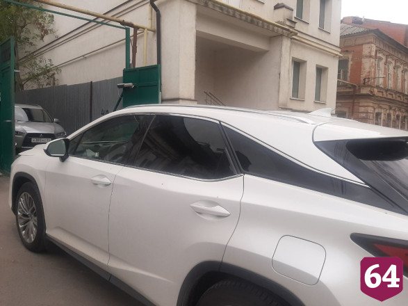 В Саратове автоледи на «Лексусе» заблокировала проезд аварийной службе