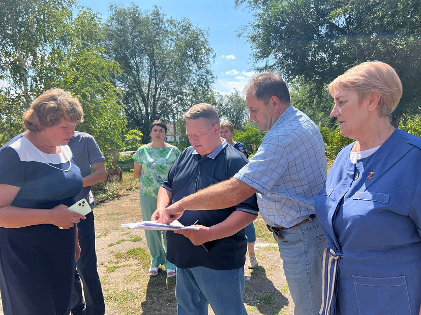 В отдаленном районе Саратовской области отремонтируют территории школ и детсадов