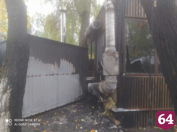 Утром саратовские пожарные тушили рестобар 
