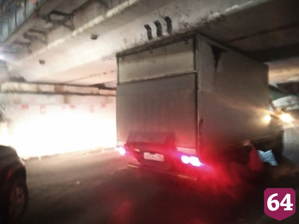 В Саратове под «мостом глупости» застрял очередной грузовик