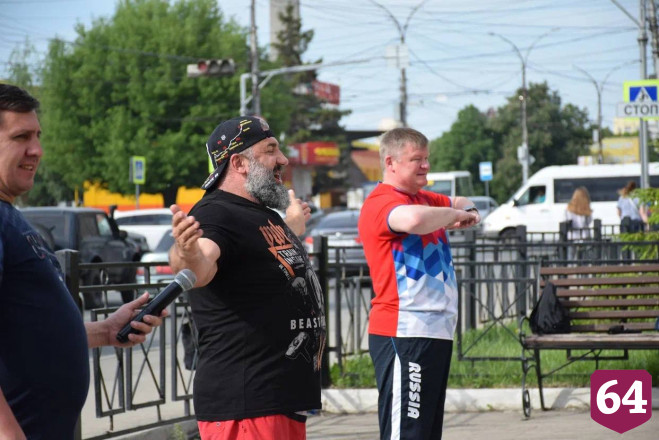 Глава Саратова вышел на зарядку с силачом