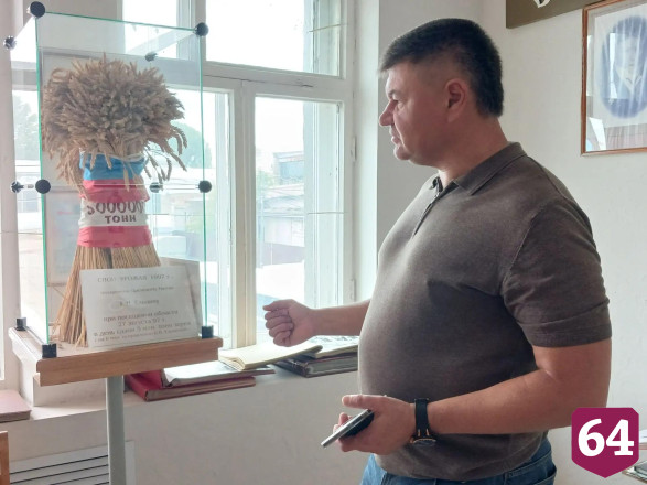 Саратовским школьникам показали клюшку Третьяка и сноп Ельцина