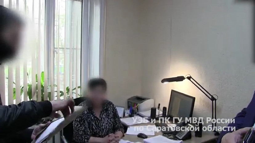 Чиновницу уличили во взятках от директоров школ на полмиллиона рублей