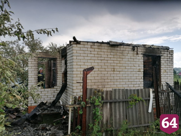 Под Саратовом огонь уничтожил дачу и баню