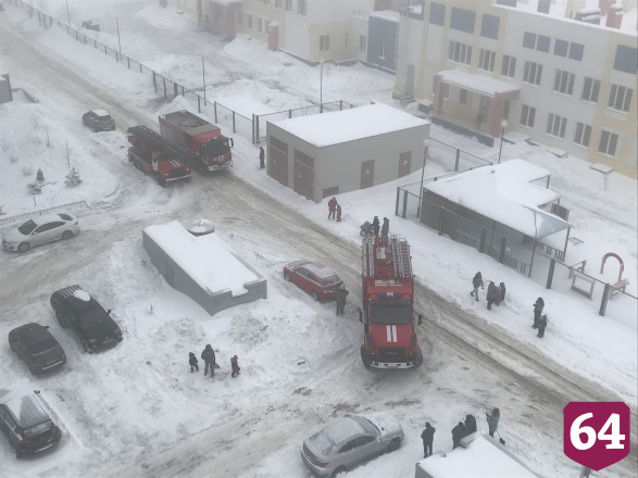 В Саратове пожарные тушат горящую квартиру в многоэтажке