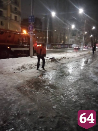 Саратовцы ползли до детсада из-за обледеневших улиц