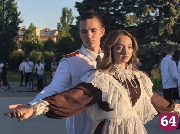В День города выпускники танцевали школьный вальс