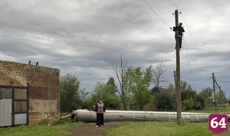 В Саратовской области сильный ветер повалил водонапорную башню 