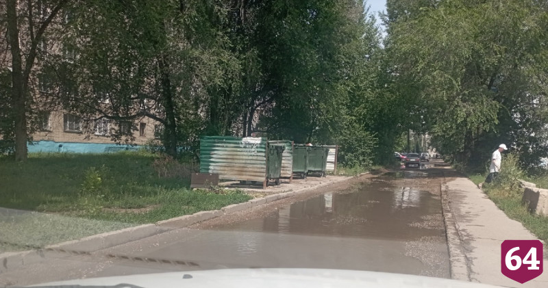Саратовцы после проливного дождя готовят лодки