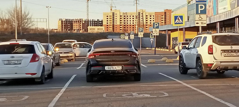 В Саратове автохамы заняли парковку для инвалидов