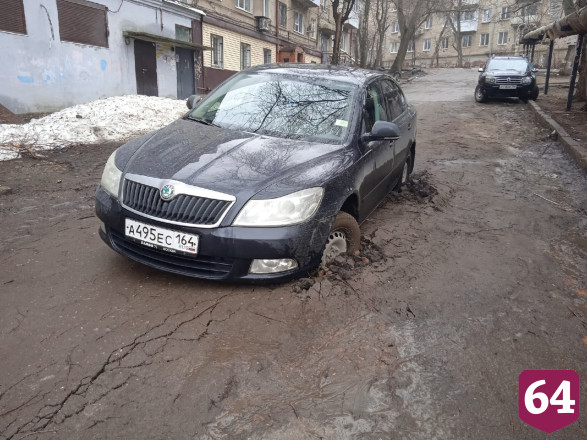 В Саратове на размытой водой дороге провалился автомобиль