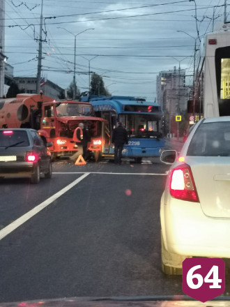 Дорогу в центре Саратова не поделили троллейбус и грузовик