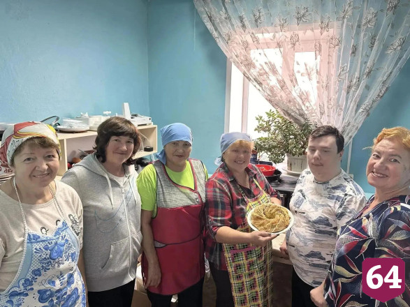 Жительниц Саратовской области научили по социальной технологии печь шарлотку