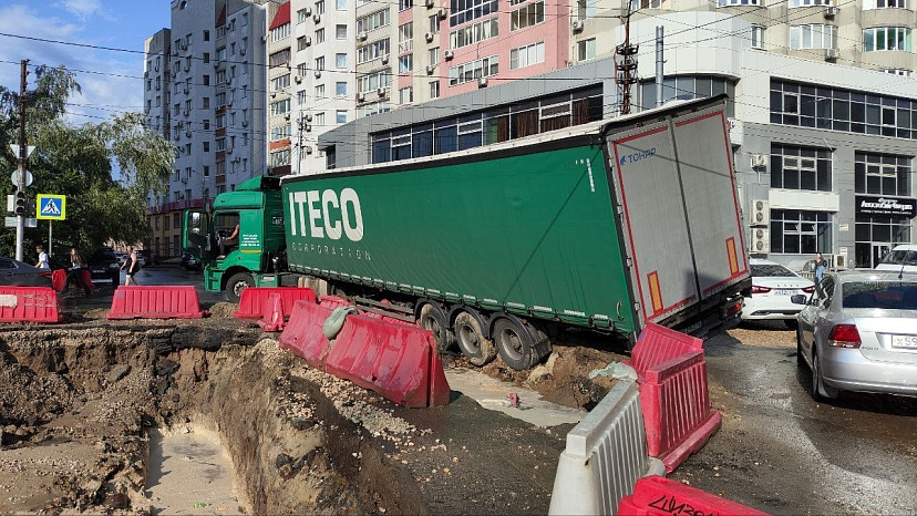 В центре Саратова фура провалилась в коммунальную яму