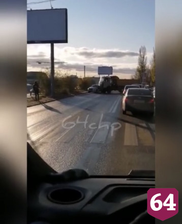 В Саратове грузовик протаранил такси