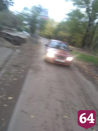 В Саратове автохамы ездят по тротуару и сигналят пешеходам