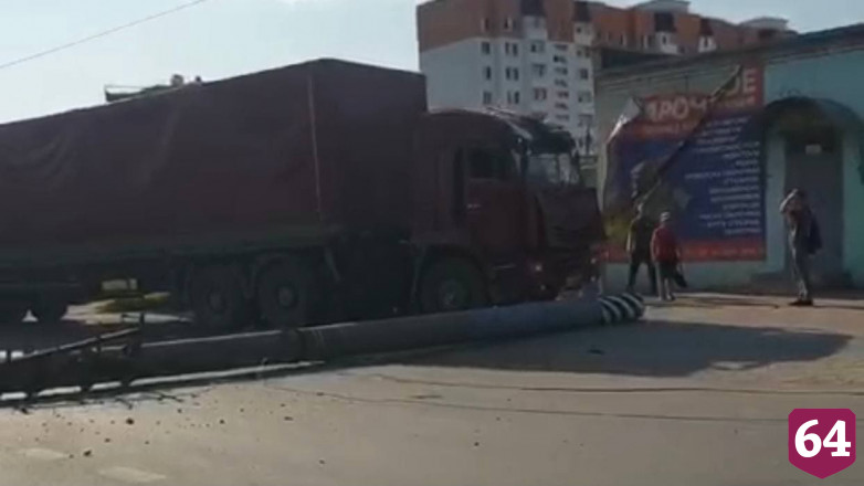 Под Саратовом после ДТП возле фуры обнаружили труп водителя