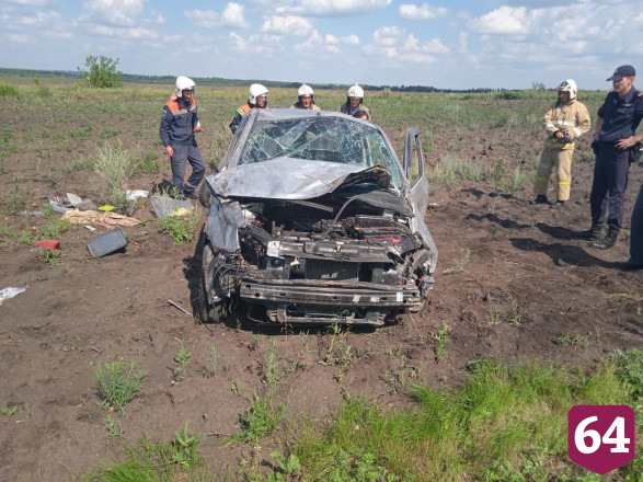Под Саратовом автоледи опрокинула иномарку в кювет
