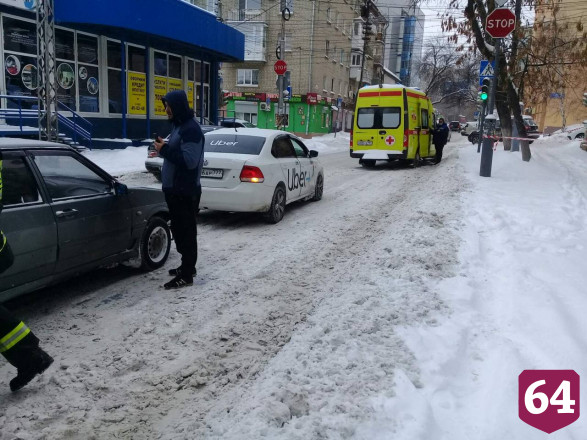 Водитель легковушки пострадал в ДТП с такси в центре Саратова