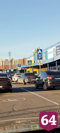 В Саратове автохамы заняли парковку для инвалидов
