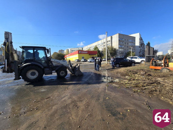 В Энгельсе устраняют крупную аварию на водопроводе