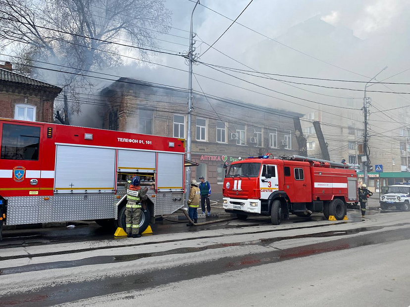 В центре Саратова полыхал двухэтажный дом