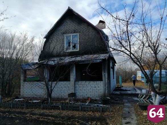 В горящей даче под Саратовом погиб мужчина