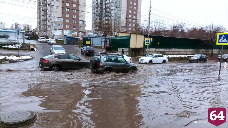 В Саратове «речка Антоновка» затопила дорогу