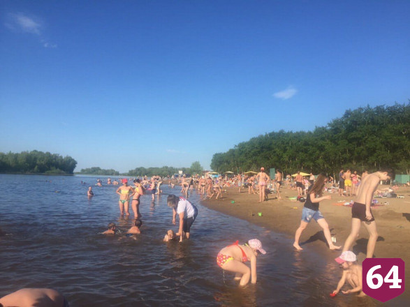 Под Саратовом жители массово устремились на пляж