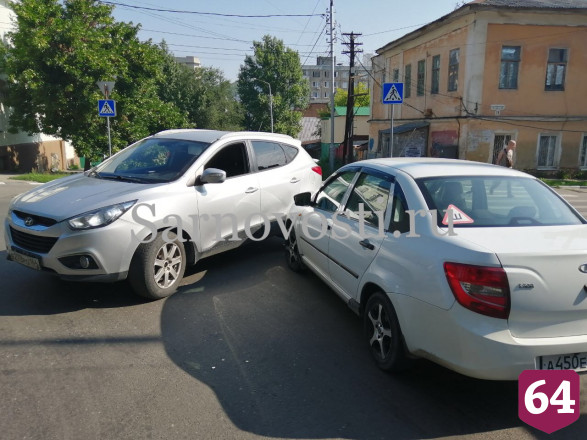 Легковушки не поделили перекресток в центре Саратова 