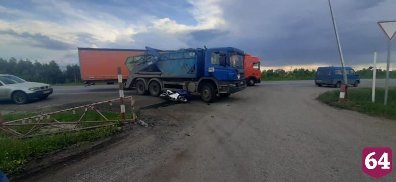 Под Саратовом мотоциклист залетел под грузовик
