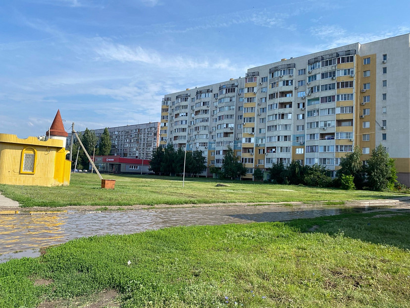 Горожанин предложил пустить баржи на затопленной улице