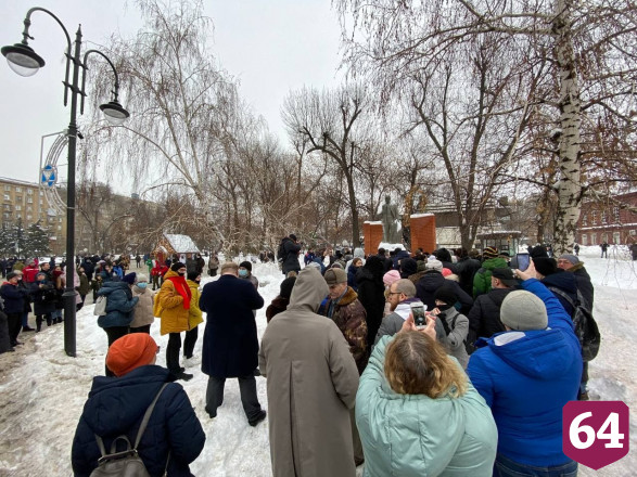 В Саратове несовершеннолетние на митинг Навального вышли за еду