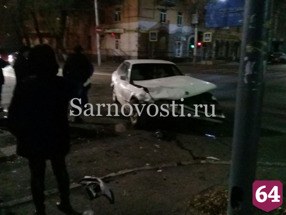 В утренней аварии в Саратове разбилась пассажирка «Приоры»