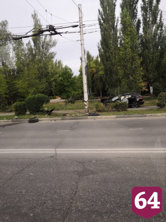 Лихач на «Инфинити» врезался в столб у городского парка