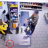 Похитители телефона с кассы «Чижика» попали на видео