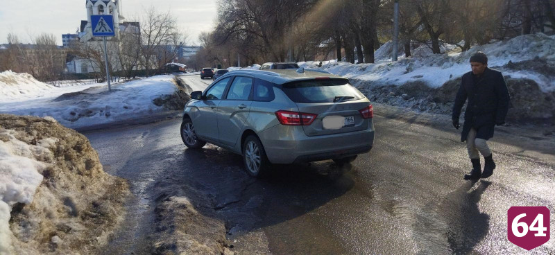 В Саратове автомобилисты сбили на переходах женщину и девочку