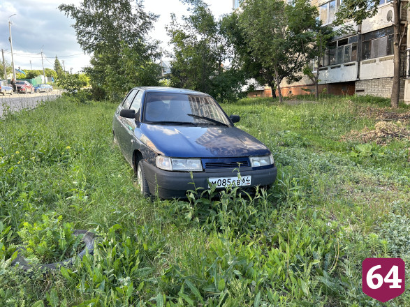 В Саратове автохам бросил машину в палисаднике