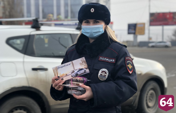 В Саратове полицейские угощали автоледи пирожными