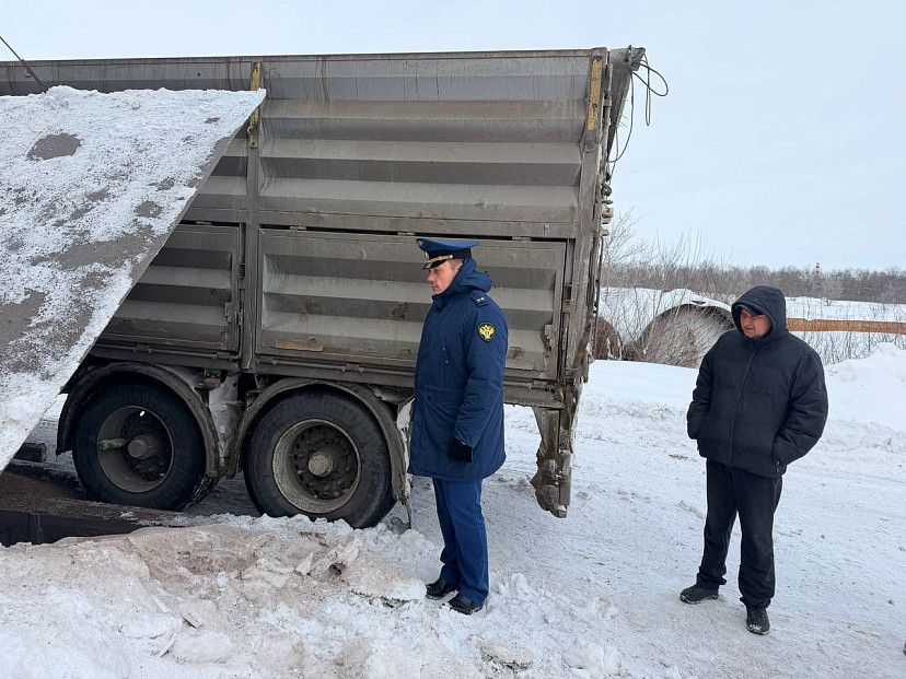 В Саратовской области водитель КамАЗа погиб при разгрузке гречки
