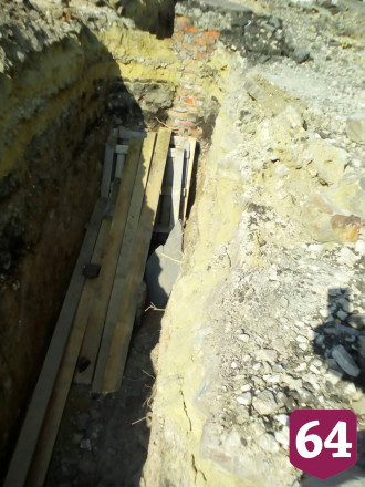 Под Саратовом упавшая в траншею собака обрычала спасателей