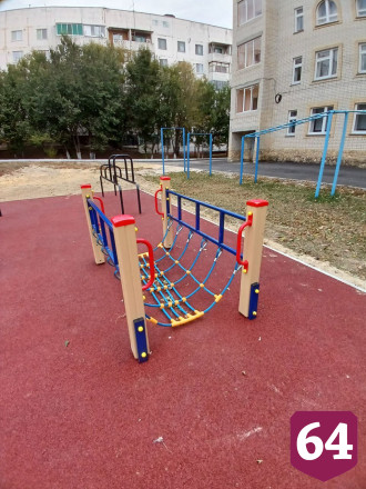 В саратовском поселке построили спортплощадку с окопом