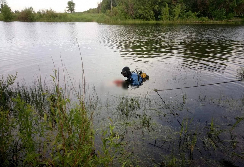 Водолазы вытащили утопленника из пруда под Саратовом 