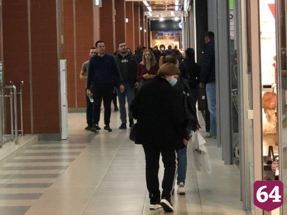 Саратовцы продолжают гулять по торговым центрам без масок 