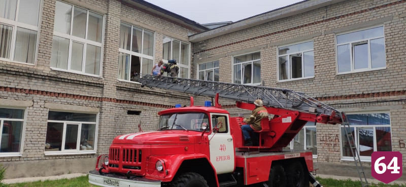 Пожарные эвакуировали людей из школы под Саратовом