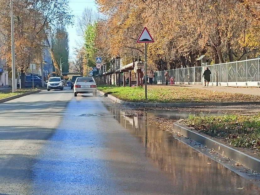 В Саратове месяц бьет «родник» с горячей водой